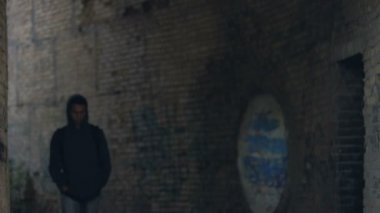 Üzgün siyah ergen yalnız başına yürüyor terk edilmiş bina, yalnızlık, sorun