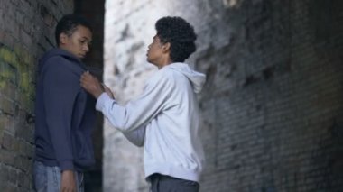 Sinirli lise öğrencisi sınıf arkadaşını tehdit ediyor, duygusal ve fiziksel taciz