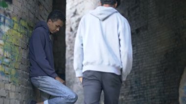 Kurbanı takip eden beyzbol sopasıyla sorunlu siyah erkek, şehir tehlikesi, taciz