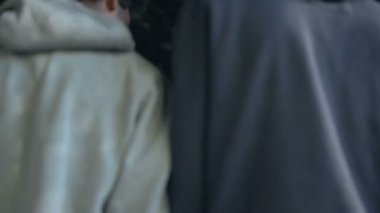 Afrikalı erkek arkadaşlar arkasını dönüp bakıyorlar terk edilmiş binada, siyah gençler