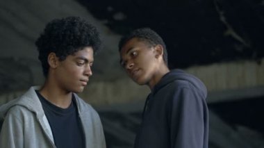 Saldırgan genç erkek sınıf arkadaşını tehdit ediyor, okul kabadayısı, duygusal taciz.