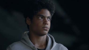 Çaresiz görünen yalnız ergen, sorunlu umutsuzluk, ergenlik hayal kırıklığı.