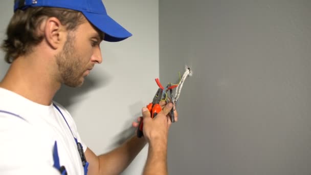 Fios de descascamento Handyman, remoção de isolamento com alicate, serviços elétricos — Vídeo de Stock