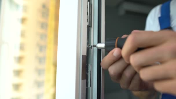 Βίδωμα αρσενικού χεριού στο παράθυρο, υπηρεσίες επισκευής και εγκατάστασης, κοντινό πλάνο — Αρχείο Βίντεο