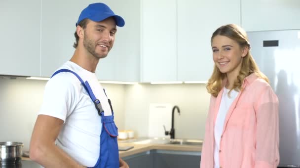 Fontanero y cliente feliz mostrando los pulgares hacia arriba, el anuncio de servicios de reparación del hogar de calidad — Vídeo de stock
