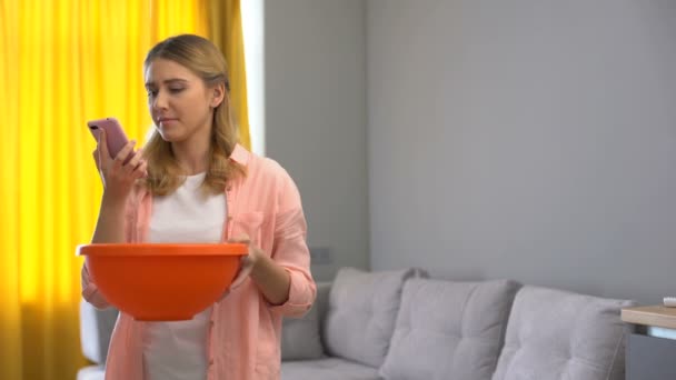 Femme bouleversée appelant le service de réparation de toit tandis que l'eau fuit du plafond en pot — Video