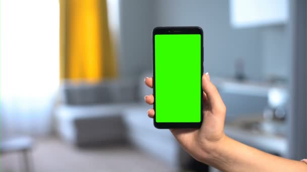 Téléphone portable sur le fond intérieur de la chambre, application pour la réservation d'hôtel en ligne — Video