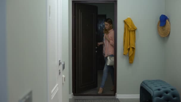 Szczęśliwa dziewczyna otwiera drzwi i wchodzi do mieszkania, właśnie kupił nieruchomość, słodki dom — Wideo stockowe