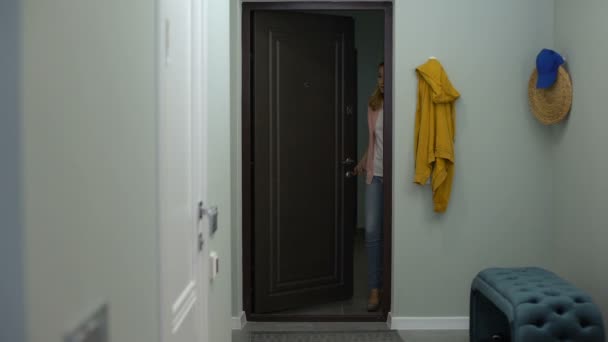 Wanita lelah membuka pintu dan memasuki apartemen, kelelahan setelah bekerja, kesepian — Stok Video