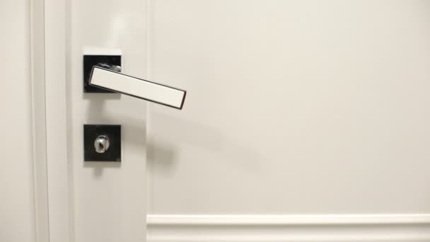 Жіночий підвісний знак на doorknob Будь ласка, зробіть кімнату, послуги прибирання в готелі — стокове відео