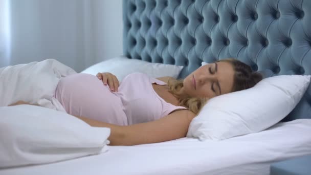 Femme enceinte se sentant mal à l'aise allongée au lit, trouble du sommeil, problèmes de santé — Video