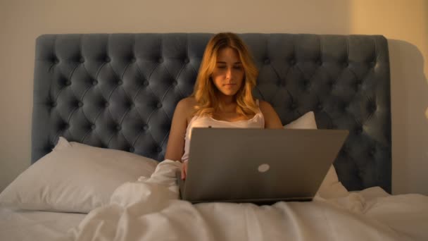 Mujer cansada trabajando en el portátil en la cama hasta la mañana, sobrecargado freelancer — Vídeos de Stock