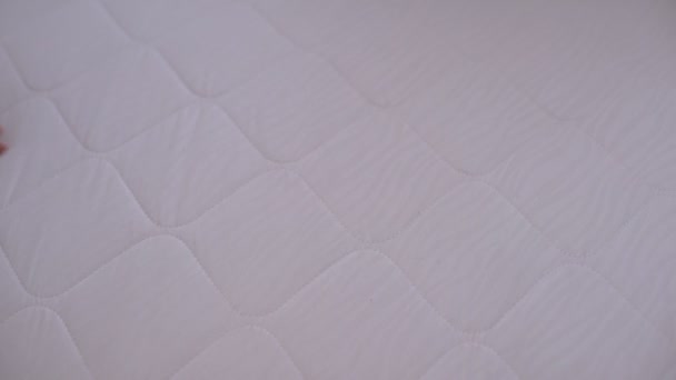 Hand aanraken matras, testen elasticiteit en duurzaamheid, kwaliteit slaap closeup — Stockvideo