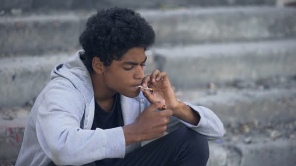 Étudiant fumant de la marijuana joint assis escaliers, les mauvaises habitudes des adolescents — Video