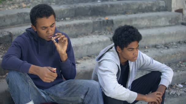 Deux adolescents noirs fumant de l'herbe marijuana escaliers cognant poing, mode de vie de rue — Video