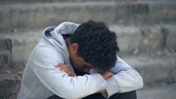 Lonely Africano masculino adolescente olhando câmera, crise econômica, puberdade idade problema — Vídeo de Stock