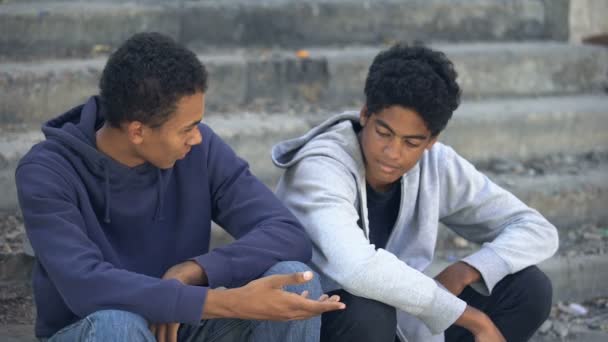 Afrykański biedny nastolatek domagający się młodszego brata pieniędzy, dysfunkcyjnej rodziny — Wideo stockowe