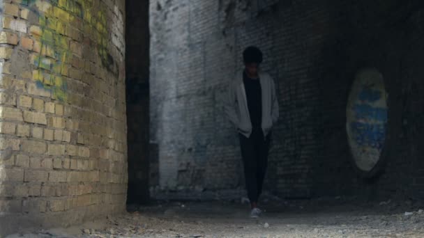 Triste joven aburrido caminando solo por la ciudad, estilo de vida callejero, adolescente con problemas — Vídeo de stock