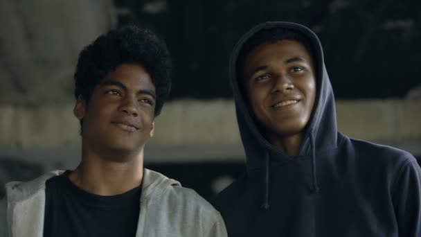 Zwei afroamerikanische Freunde im Kapuzenpulli lachen zusammen, schwarze Teenager-Kumpels — Stockvideo