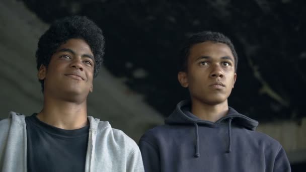 Okrutne czarne nastolatki zakładające kaptury zamierzają popełnić przestępstwo, zagrożenie miejskie — Wideo stockowe