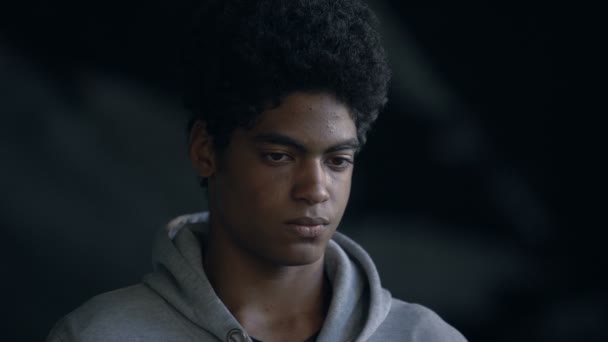 Olycklig afro-amerikansk tonåring ser kameran, fattigdom kris, hopplöshet — Stockvideo