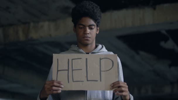 Afroamericano adolescente sosteniendo señal de ayuda, mercado negro ilegal, víctima de violencia — Vídeos de Stock