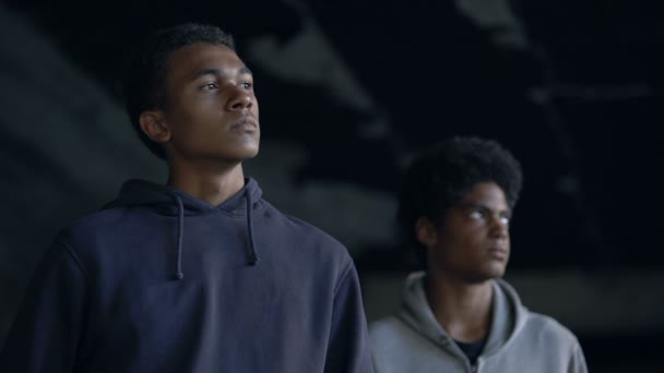 Отчаянные подростки-мужчины, выглядящие подавленными, мечтающие о новой жизни, о кризисе бедности — стоковое видео