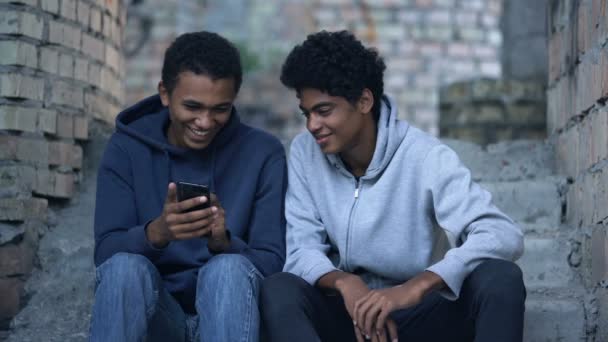 Amigos masculinos felices desplazándose aplicación de redes sociales, juego en línea, ocio — Vídeo de stock