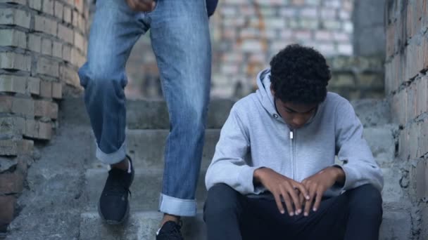 El cuidado de los hombres negros tratando de consolar amigo molesto, malentendido edad de la pubertad — Vídeos de Stock