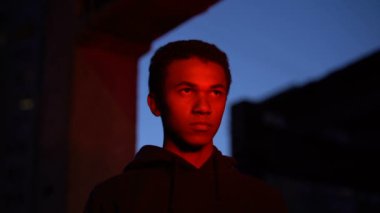 Gece şehrindeki genç Afrikalı erkek, gelecekteki özgüven, ergenlik ilhamı.