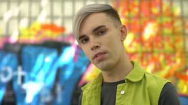 Erkek modası, milenyum görünümlü kamera graffiti duvarı arka planı, gençlik jenerasyonu