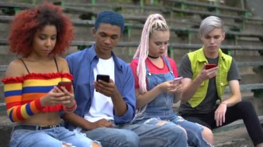 Şaşırdım genç adam arkadaşlarına yeni akıllı telefon fotoğrafı gösteriyor, alet bağımlılığı