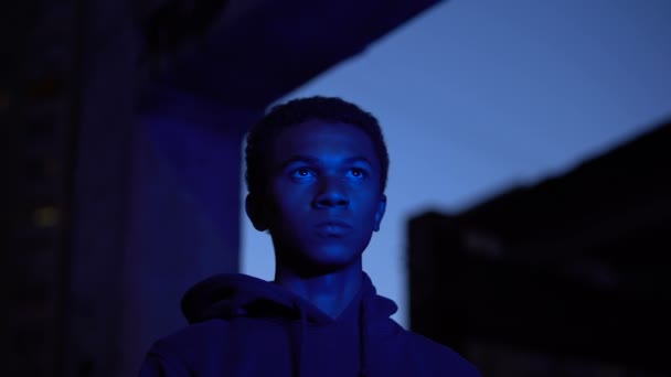 Erkek milenyumu Alacakaranlıkta gece şehrine bakıyor, gençlik güveni, motivasyon — Stok video