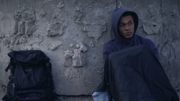 Černošky teen podporující bezdomovce přítel sedí ulici, práh chudoby — Stock video