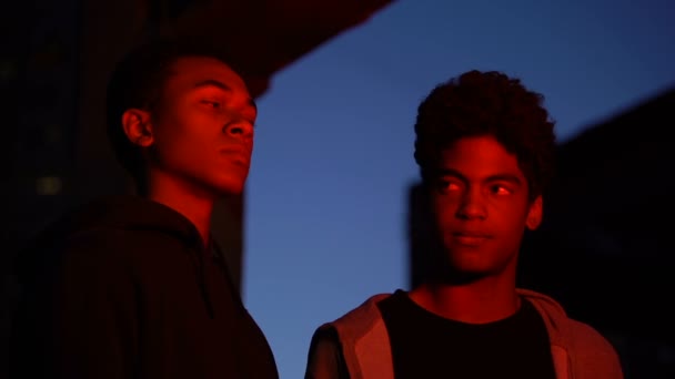 Siyah kendine güvenen öğrenciler gece şehir aydınlatması, gelecek umut, rüya motivasyonu — Stok video