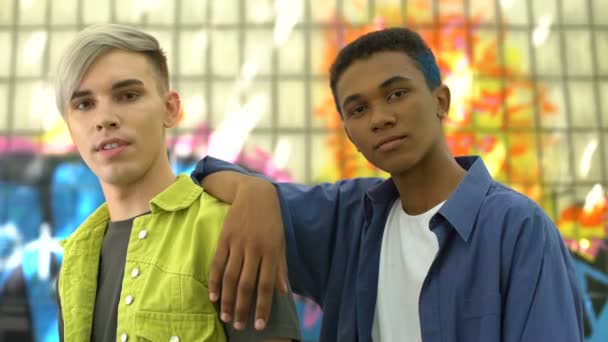 Dos adolescentes de moda mirando cámara, tendencias de moda urbana, jóvenes — Vídeo de stock