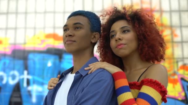 Capelli rossi adolescente abbracciare fidanzato graffiti muro sfondo, cultura — Video Stock