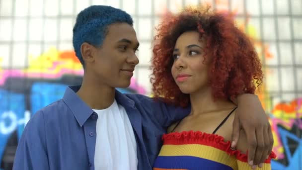 Cool pareja de millennials sonriendo en la cámara, la libertad de la juventud, la vida colorida — Vídeo de stock