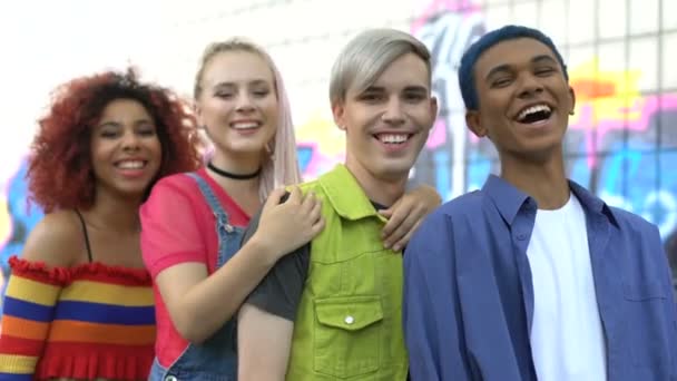 Fröhliche junge Leute, die zusammen Spaß haben und Freundschaft, Stil und Verbindung genießen — Stockvideo