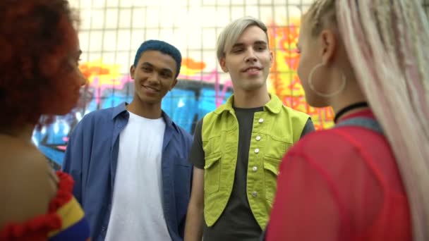Jóvenes adolescentes masculinos mirando a amigas guapas, relaciones juveniles, simpatía — Vídeos de Stock