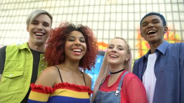 Boldog csoport multiraciális tinédzserek színes trendi ruhák mosolygós kamera — Stock videók