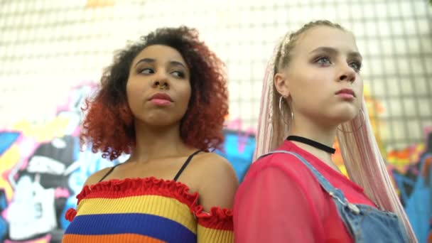 Дві впевнені жінки-підлітки дивляться один на одного, тенденції нового покоління, стиль — стокове відео