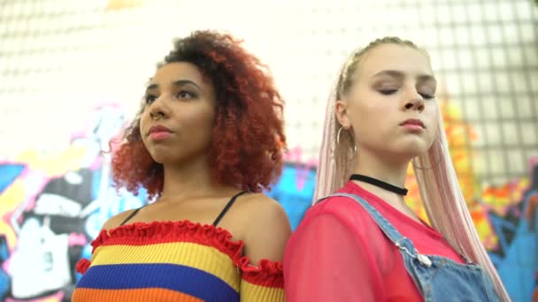 Urban kvinnliga vänner ser kameran, puberteten själv uttryck, street style — Stockvideo