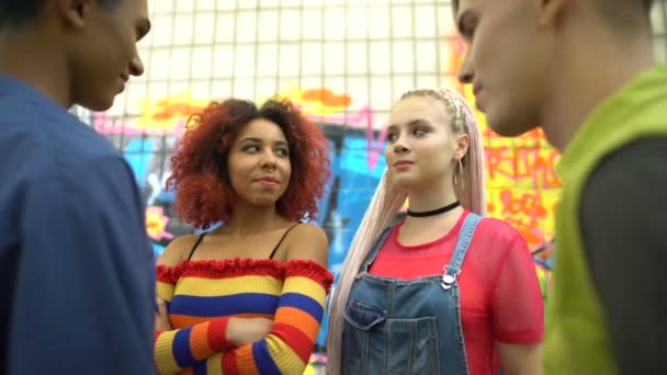 Modieuze vrouwelijke vrienden op zoek naar mannelijke tieners, jonge mensen flirten — Stockvideo