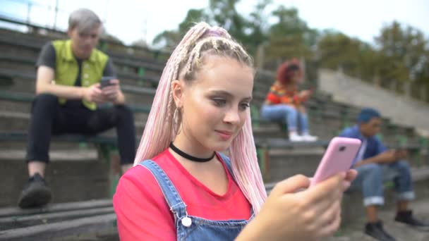 Sonriente mujer millennial desplazarse fotos de teléfonos inteligentes, generación digital, aplicación — Vídeo de stock