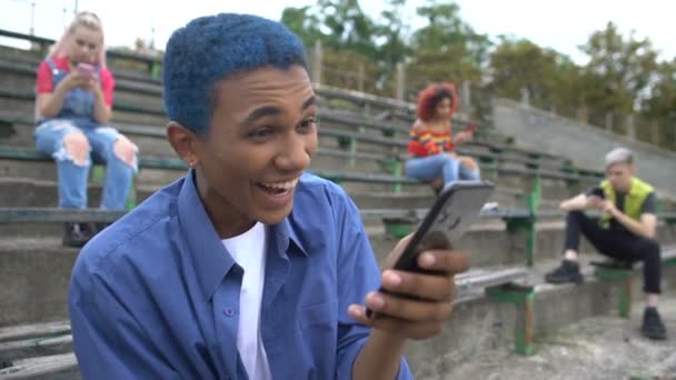 Feliz macho adolescente riendo lectura smartphone broma, generación digital, internet — Vídeos de Stock