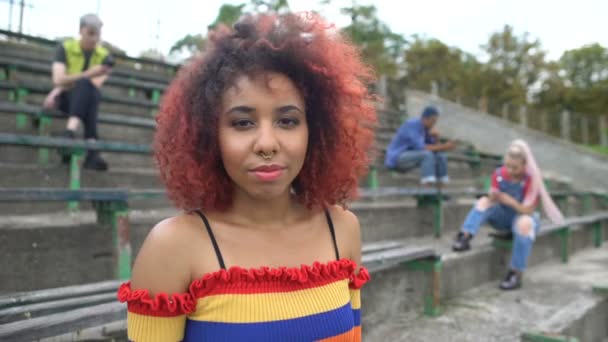 Feminino de cabelos vermelhos estudante universitário olhando câmera, idade estranha, nova geração — Vídeo de Stock