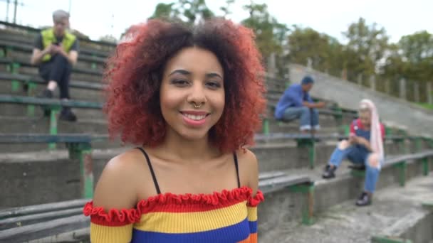 Lächelnde junge Frau mit durchbohrter Nase, Kamera, kreative Persönlichkeit — Stockvideo
