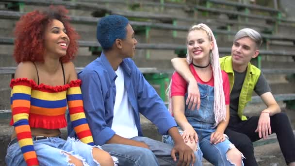 Σύγχρονοι νέοι με μοντέρνα ρούχα που διασκεδάζουν μαζί, αστική υποκουλτούρα — Αρχείο Βίντεο