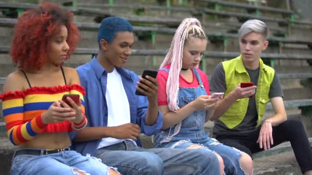 Ενθουσιασμένος σύγχρονος έφηβος δείχνει εφαρμογή smartphone σε φίλους, ψηφιακή γενιά — Αρχείο Βίντεο